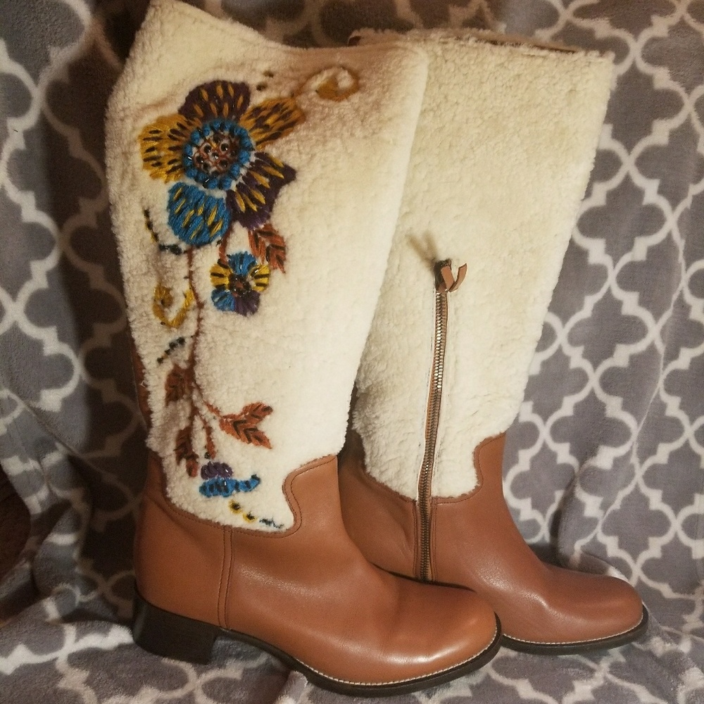 Beautiful boots with flower embroidery